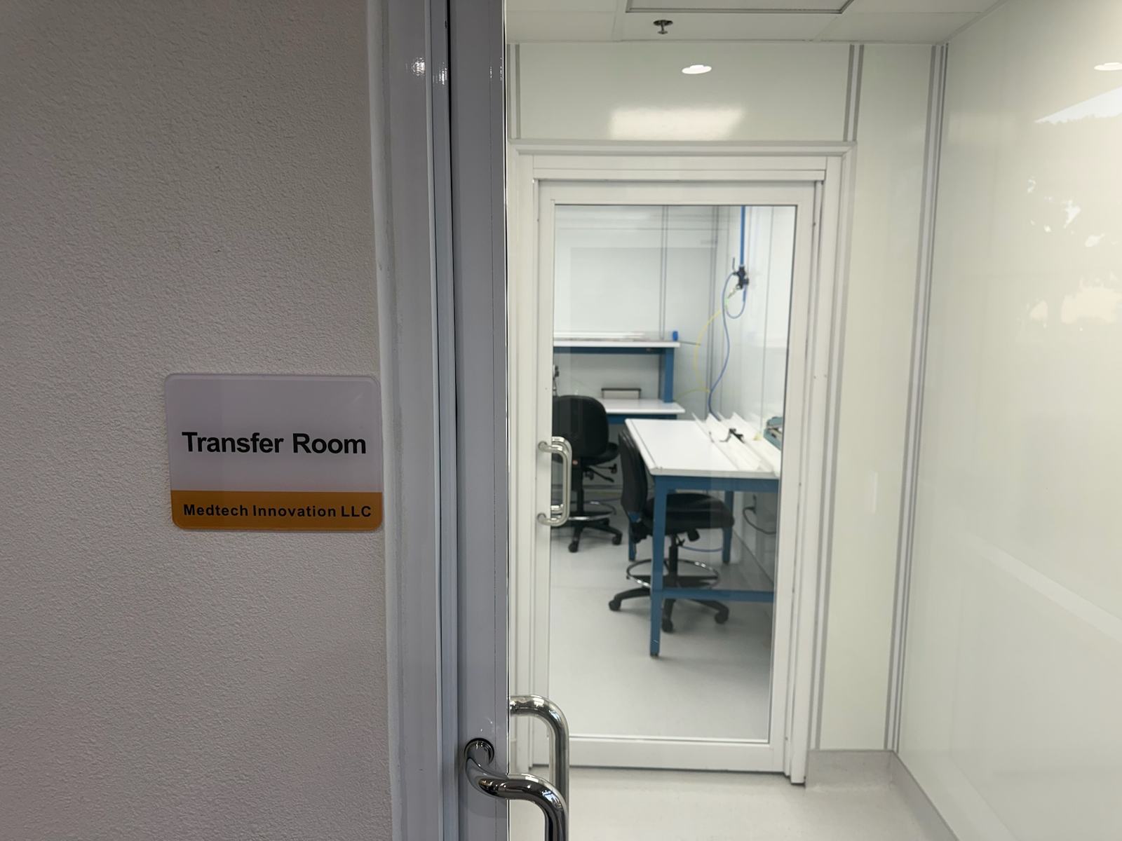 Transfer room airlock with sealing table and bench