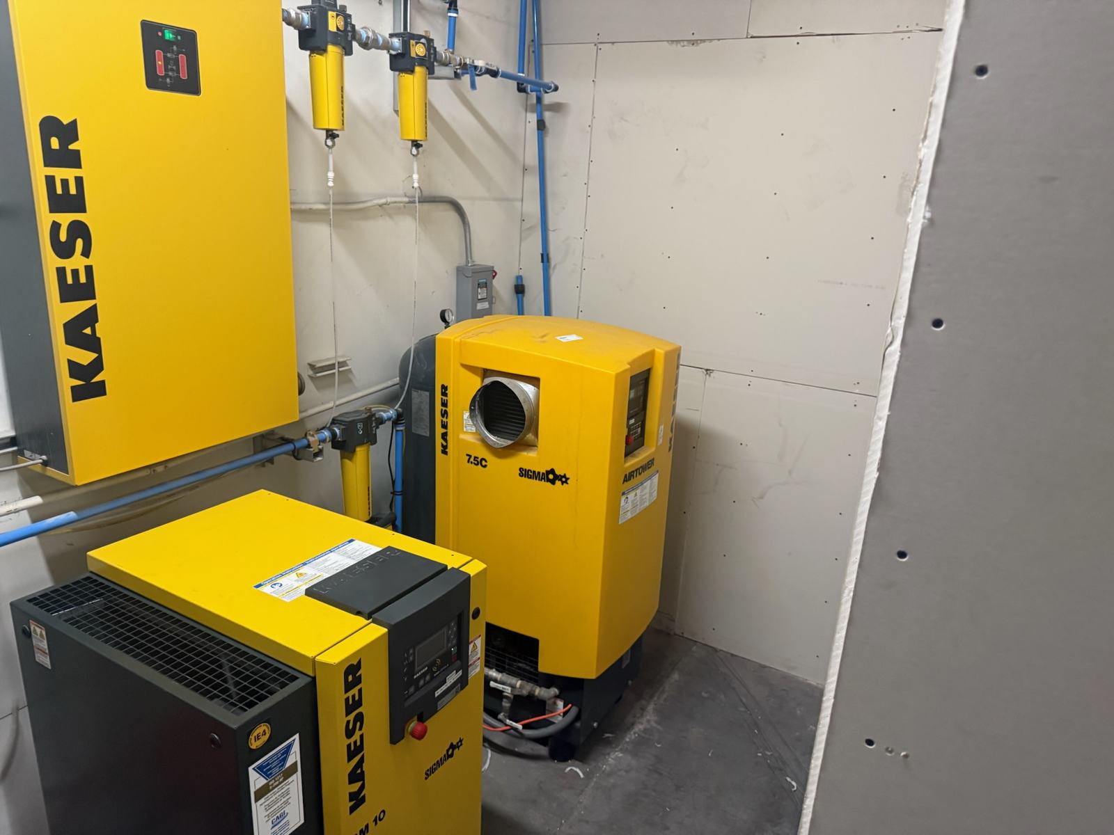 Kaeser rotary screw compressor and refrigerated air dryer supplying the cleanroom benches